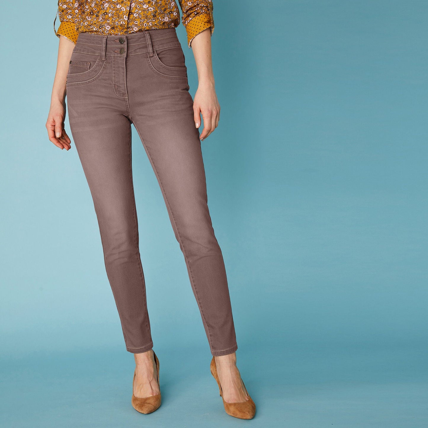 Trendy Women's 7/8th Stretch Denim Jeans with Laser Washing