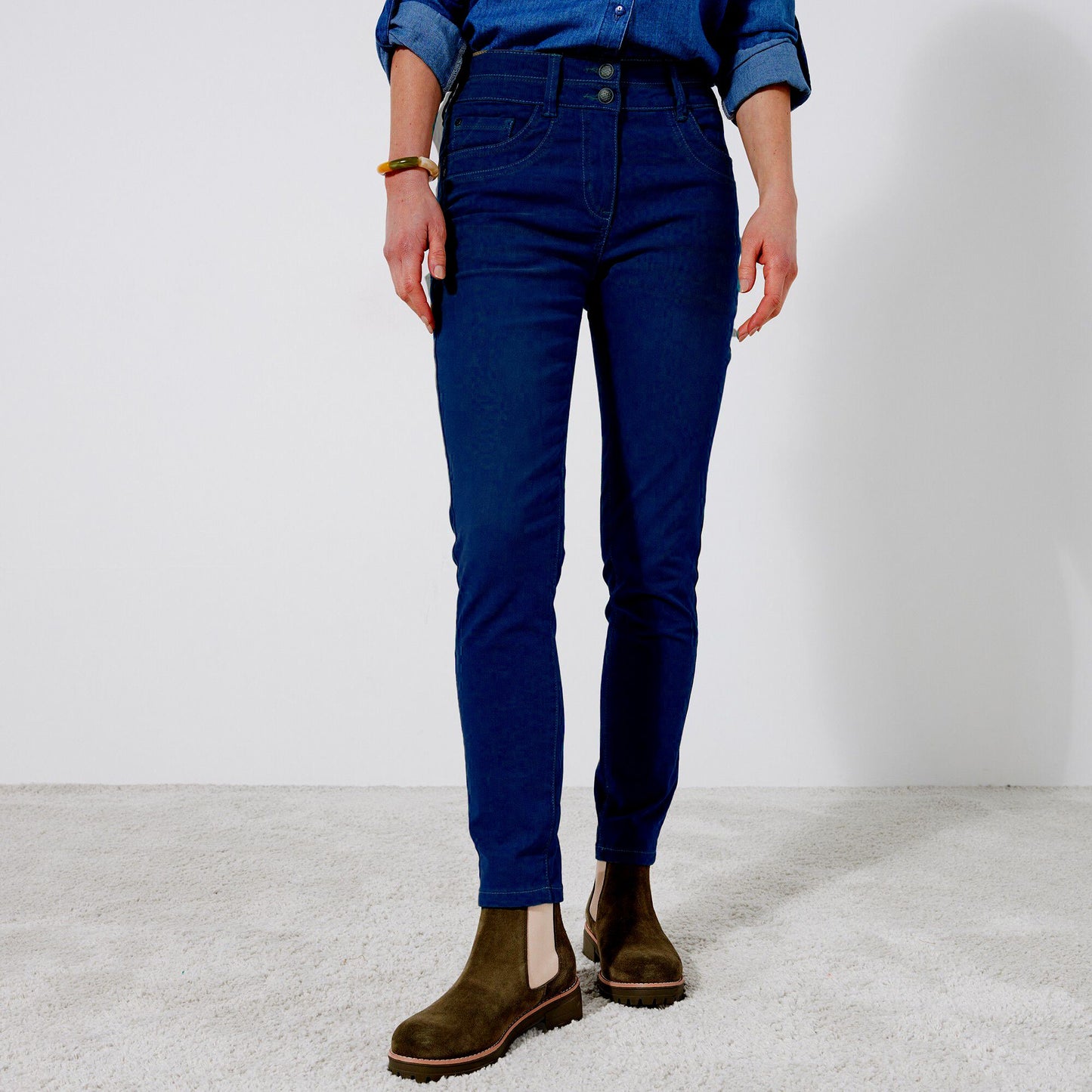 Trendy Women's 7/8th Stretch Denim Jeans with Laser Washing