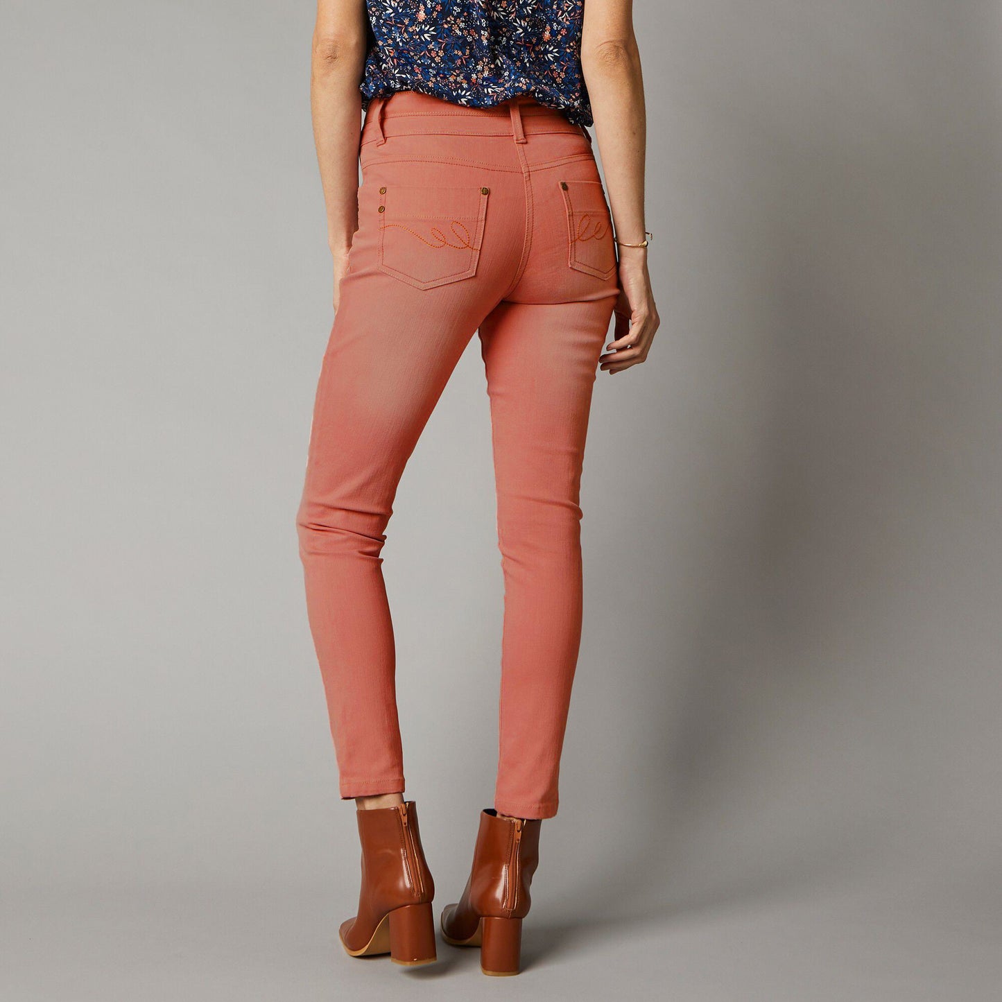 Trendy Women's 7/8th Stretch Denim Jeans with Laser Washing