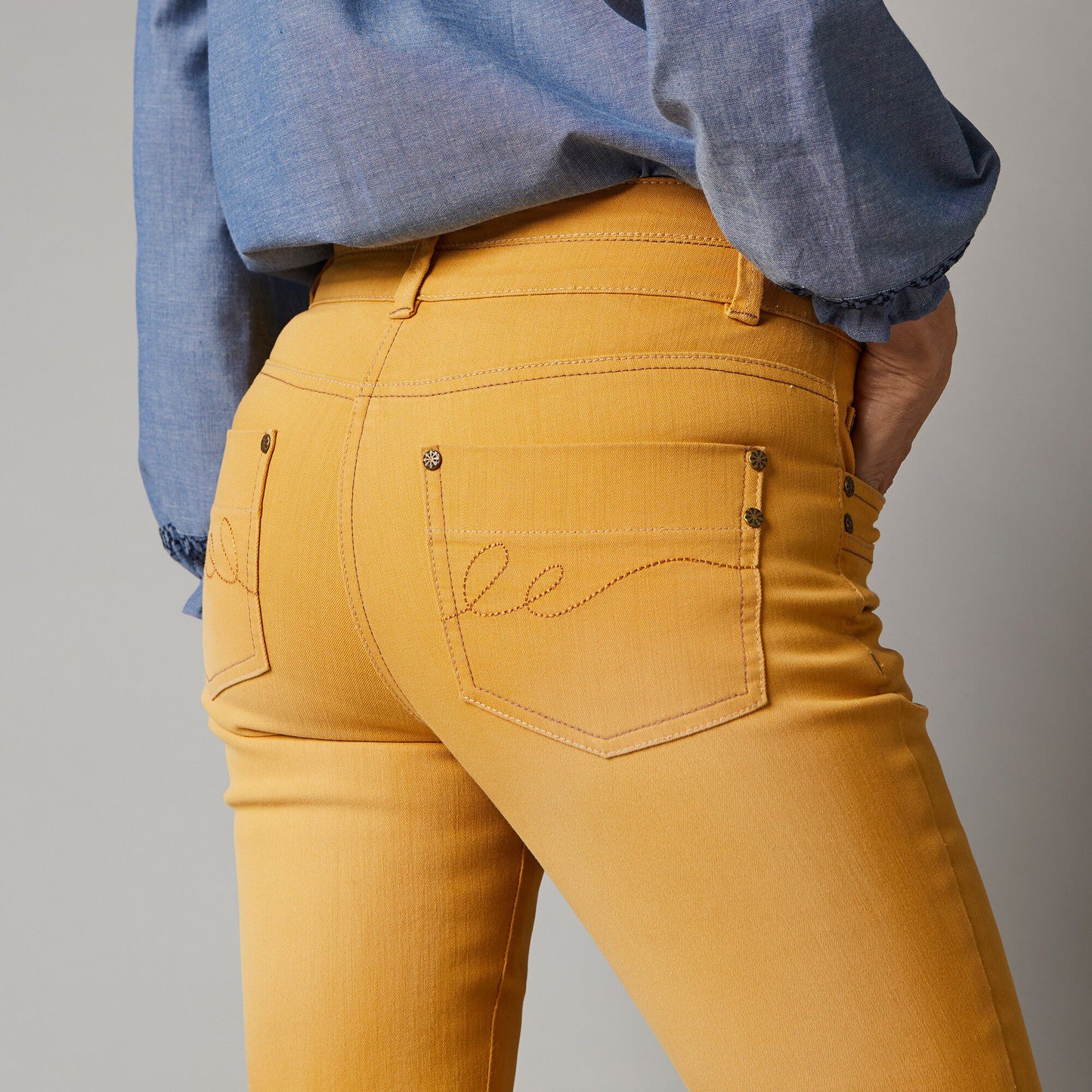 Trendy Women's 7/8th Stretch Denim Jeans with Laser Washing